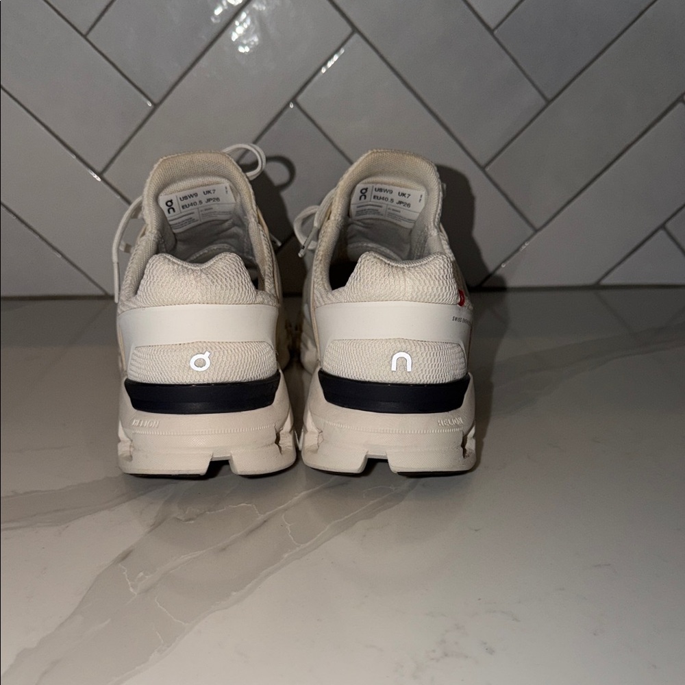 On Running White Sneakers size 9 ON cloud - Picture 4 of 4